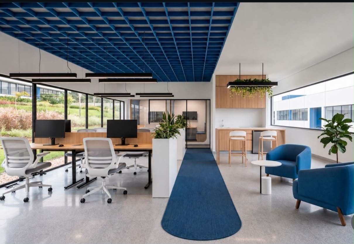 Oficina contemporánea con iluminación natural y áreas colaborativas